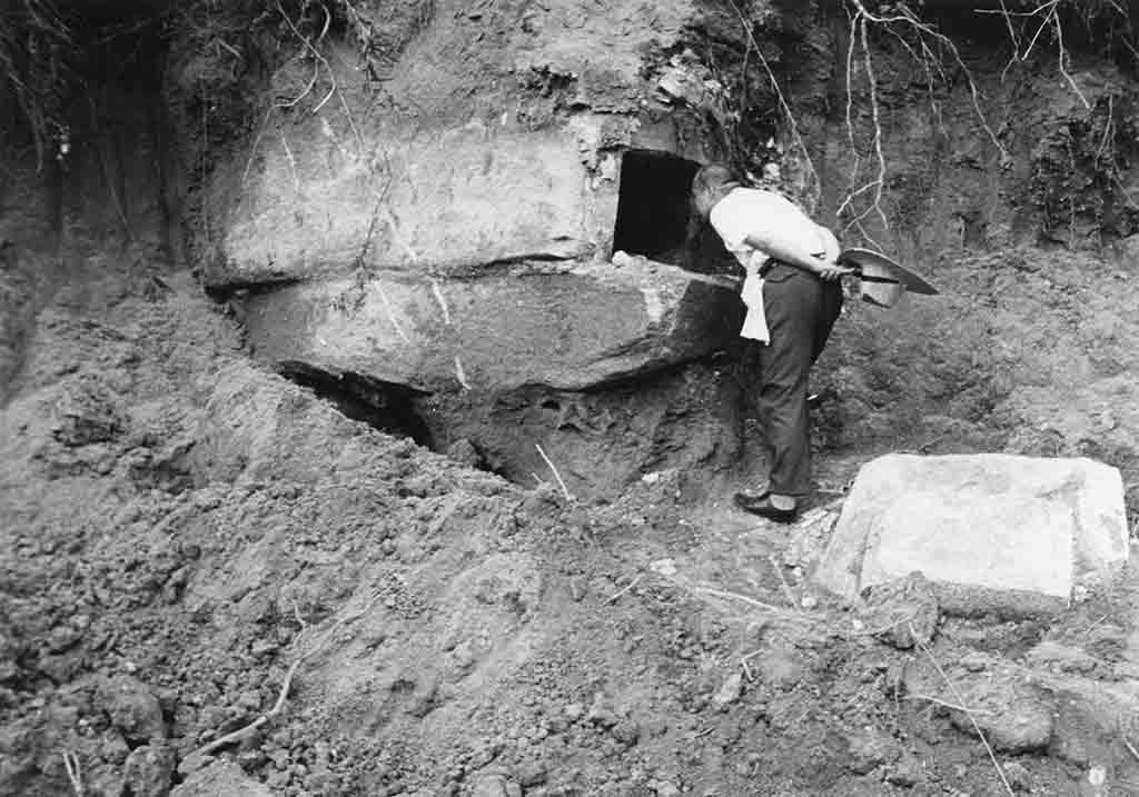 御坊山3号墳の石槨発見状況