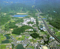 東大寺山古墳（中央）と赤土山古墳（右）