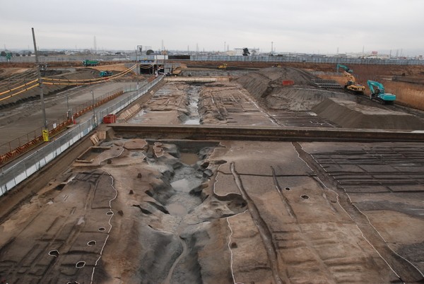 下ッ道東側溝SD2001(南から、溝の左側が下ッ道の路面)
